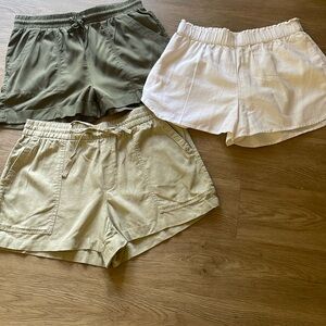 Lot of Ladies shorts, size Med & SM - white, olive & khaki